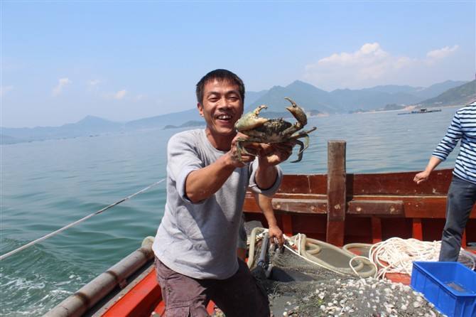 海洋求生这艘木筏逆天了_海洋求生木筏生存破解版_海洋木筏求生手机游戏下载