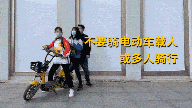 骑电动车玩手机违反什么法_骑电动车玩手机游戏的危害_骑电车玩手机的危害