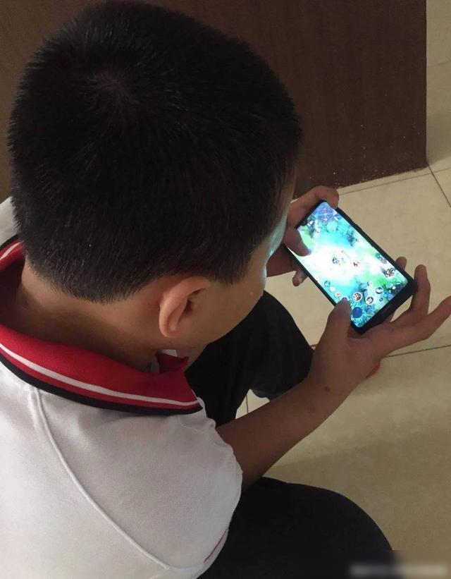 4岁宝宝爱玩手机游戏_宝宝爱玩的手机游戏_宝宝玩的手机游戏
