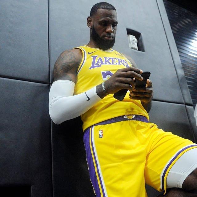 手机上可以玩nba2kol吗_nba有手机游戏吗_可以操作的nba手机游戏